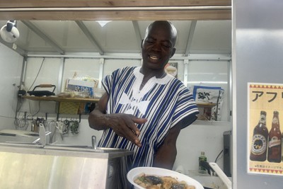 「おいしすぎるアフリカ料理」話題　初代大統領の元専属シェフが調理