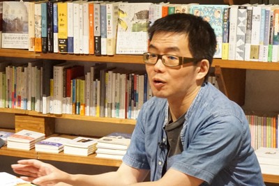 自著「江藤淳と加藤典洋」（文芸春秋）について語る評論家で歴史家の與那覇潤さん＝東京都三鷹市の書店「ユニテ」で2025年7月24日午後7時44分、清水有香撮影