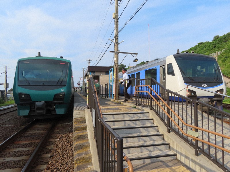 観光列車「リゾートしらかみ」で訪れる JR五能線、沿線の夏