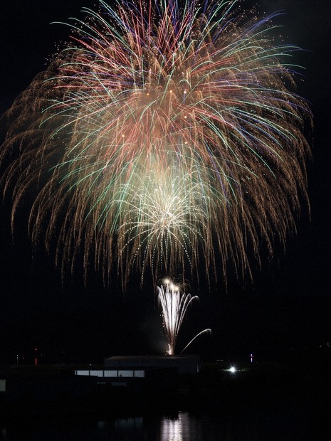 1286発に思いはせ 震災で被災した岩手・大槌町で鎮魂の花火 | 毎日新聞