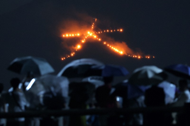 京都五山送り火、「大」の炎が浮かぶ 雨の中、古都の夜空照らす | 毎日新聞