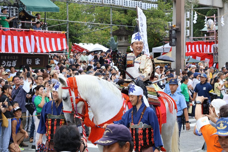 静岡・三島で「頼朝公旗揚げ行列」 頼朝役は俳優・金子貴俊さん | 毎日新聞