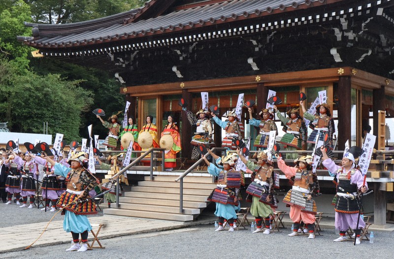 静岡・三島で「頼朝公旗揚げ行列」 頼朝役は俳優・金子貴俊さん | 毎日新聞