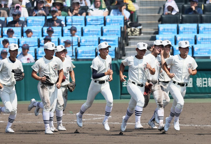 らしく打ち勝って」願いは通じた 猛攻撃の日大三 夏の甲子園 | 毎日新聞 らしく打ち勝って」願いは通じた 猛攻撃の日大三 夏の甲子園 | 毎日新聞