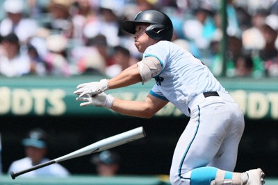 山梨学院が初の8強入り 岡山学芸館降す 夏の甲子園 | 毎日新聞