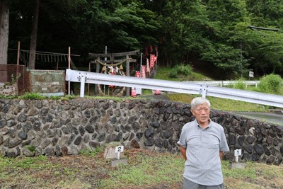 1回目の艦砲射撃があった7月14日に釜石を訪れた佐々木君雄さん。80年前は奥にある神社近くの茂みに逃げ込んだ記憶がある＝岩手県釜石市で