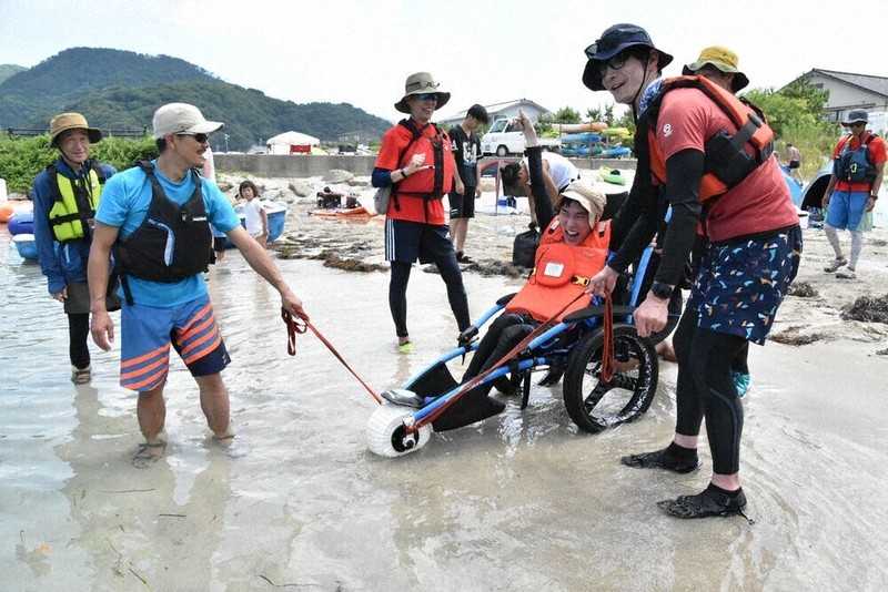 障害者も「海の楽しみ」を 水陸両用車椅子など体験 豊岡 ／兵庫 | 毎日新聞