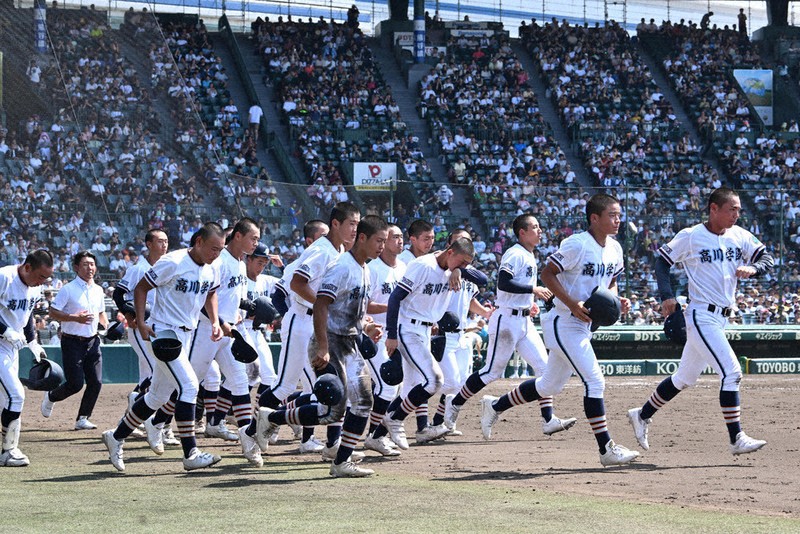 夏の高校野球 甲子園 高川学園、健闘及ばず 諦めない姿に万雷の拍手