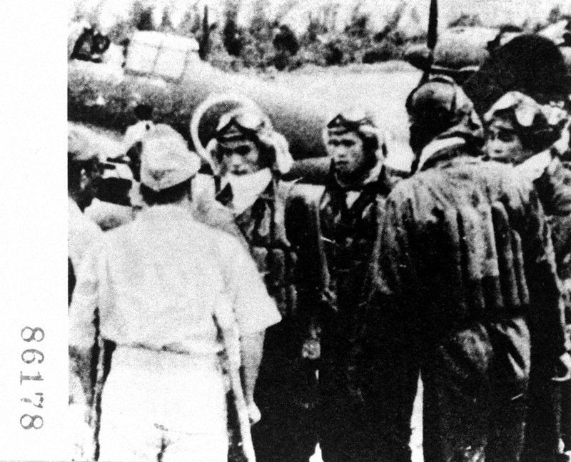 戦争を歩く：／2 初の特攻・敷島隊 レイテ沖海戦 散った大尉 白い軍服