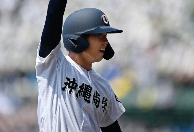 沖縄尚学ユニフォームと帽子 沖縄尚学ユニフォームと帽子 沖縄尚学ユニフォームと帽子