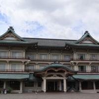 大ヒット映画「国宝」のロケ地となりファンが訪れているびわ湖大津館＝大津市柳が崎で2025年8月13日午前10時56分、岸桂子撮影