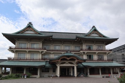 大ヒット映画「国宝」のロケ地となりファンが訪れているびわ湖大津館＝大津市柳が崎で2025年8月13日午前10時56分、岸桂子撮影