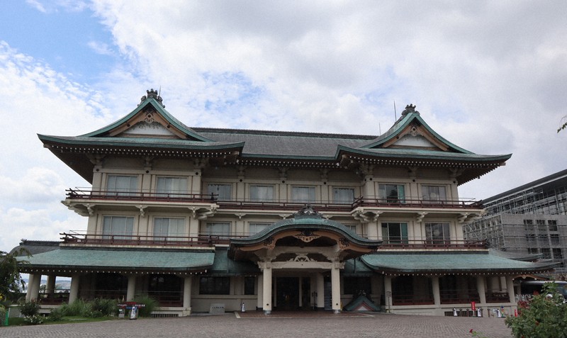 大ヒット映画「国宝」のロケ地となりファンが訪れているびわ湖大津館＝大津市柳が崎で2025年8月13日午前10時56分、岸桂子撮影