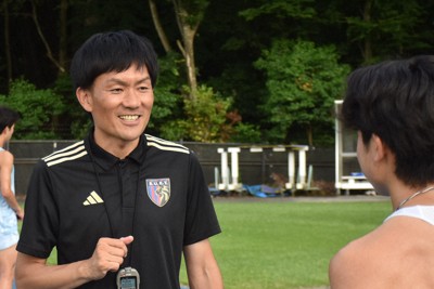練習に取り組む一人一人の選手に丁寧に声を掛ける創価大の久保田満ヘッドコーチ（左）＝東京都八王子市で2025年6月20日、黒詰拓也撮影