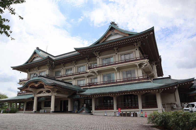 大ヒット映画「国宝」のロケ地となりファンが訪れているびわ湖大津館＝大津市柳が崎で2025年8月13日午前10時55分、岸桂子撮影