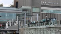 新しい広島駅停留所へ乗り入れる広島電鉄の路面電車＝筆者撮影