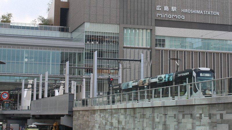 新しい広島駅停留所へ乗り入れる広島電鉄の路面電車＝筆者撮影