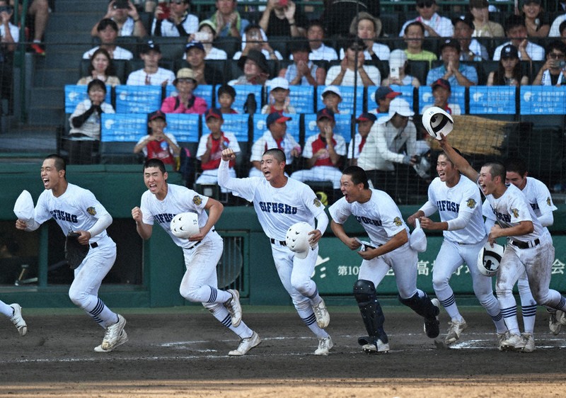 全国高校野球 県岐阜商、春覇者破る 延長の熱闘、猛打と粘り ／岐阜