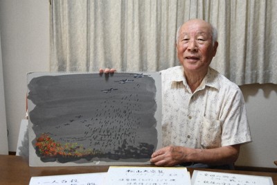自作の絵を手に空襲の体験談を語る中山厚さん＝松山市で、狩野樹理撮影