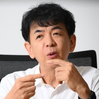 質問に答える木下グループの木下直哉社長＝東京都新宿区で2025年7月22日、内藤絵美撮影