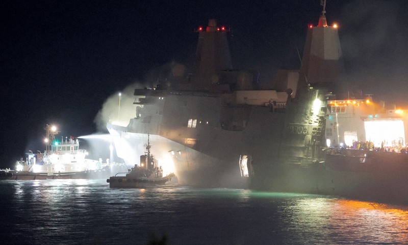 米海軍の船で火災 沖縄 うるま市 [写真特集2/8] | 毎日新聞