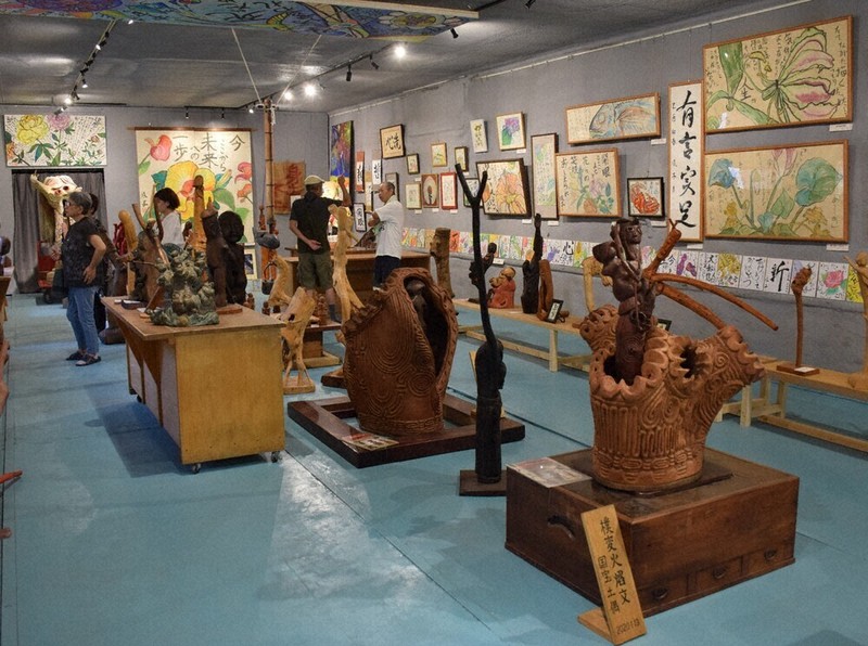 絵足紙」展示する「創庫」 個性的な作家2人 抱えきれぬ作品収容 小川で