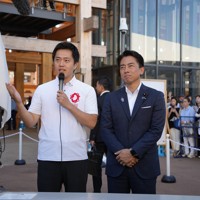 大阪・関西万博を視察した小泉進次郎農相（右）に同行した吉村洋文・大阪府知事＝大阪市此花区で2025年8月21日午後2時44分、岡崎英遠撮影