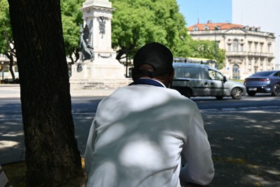 米国からポルトガルに移住した男性。トランプ米大統領が過激な政策を推し進め、それが支持を集める現在の祖国は「安全ではない」と語る＝リスボンで2025年7月5日午前11時18分、岡大介撮影