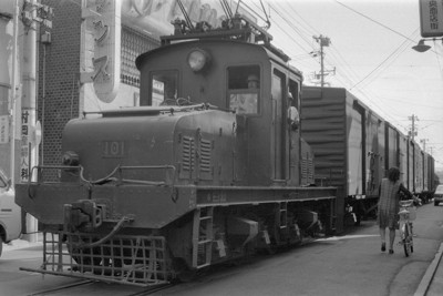 貨物列車のすぐそばでも通行可能な中川通り＝北九州市若松区で1975年10月27日、中村琢磨撮影