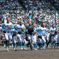 山梨学院の水色ユニホーム「C2Cブルー」とは？ 夏の甲子園 [写真