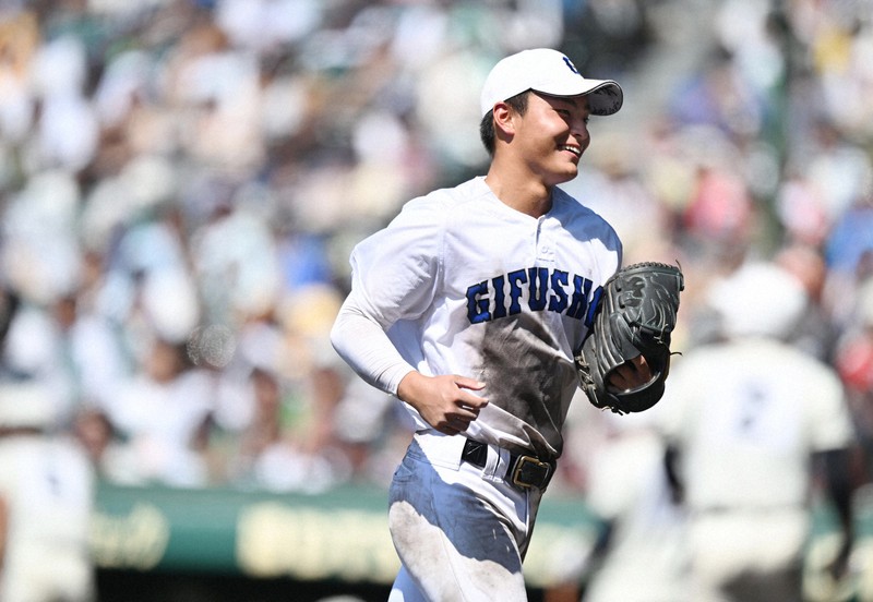 ピンチでも笑顔」 県岐阜商・柴田が投げきれた理由 夏の甲子園 | 毎日新聞