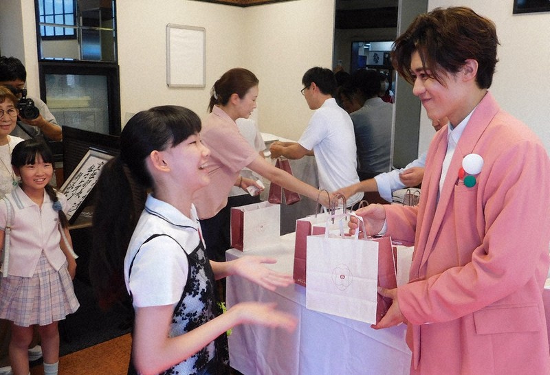 新浜レオンさん 一日店長務める 成田・なごみの米屋 ／千葉 | 毎日新聞