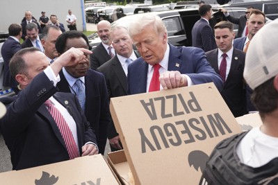 トランプ氏、ピザとハンバーガー振る舞う 首都に派遣の州兵を激励