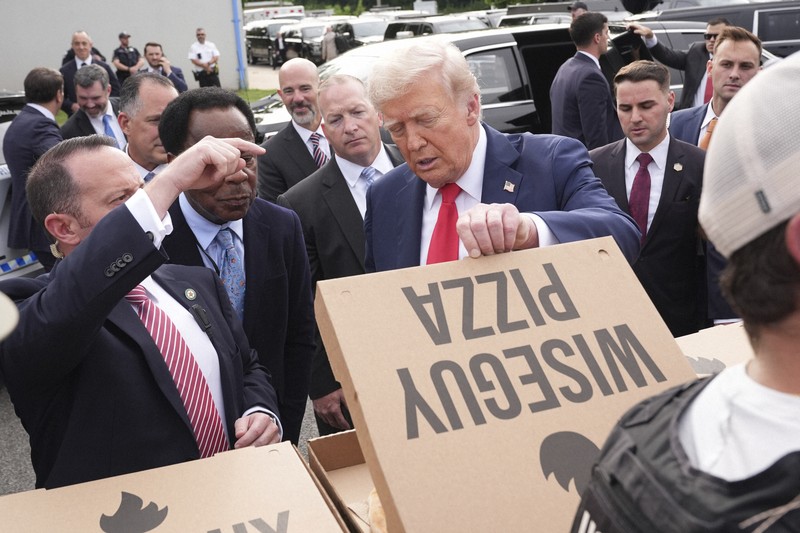 トランプ氏、ピザとハンバーガー振る舞う 首都に派遣の州兵を激励