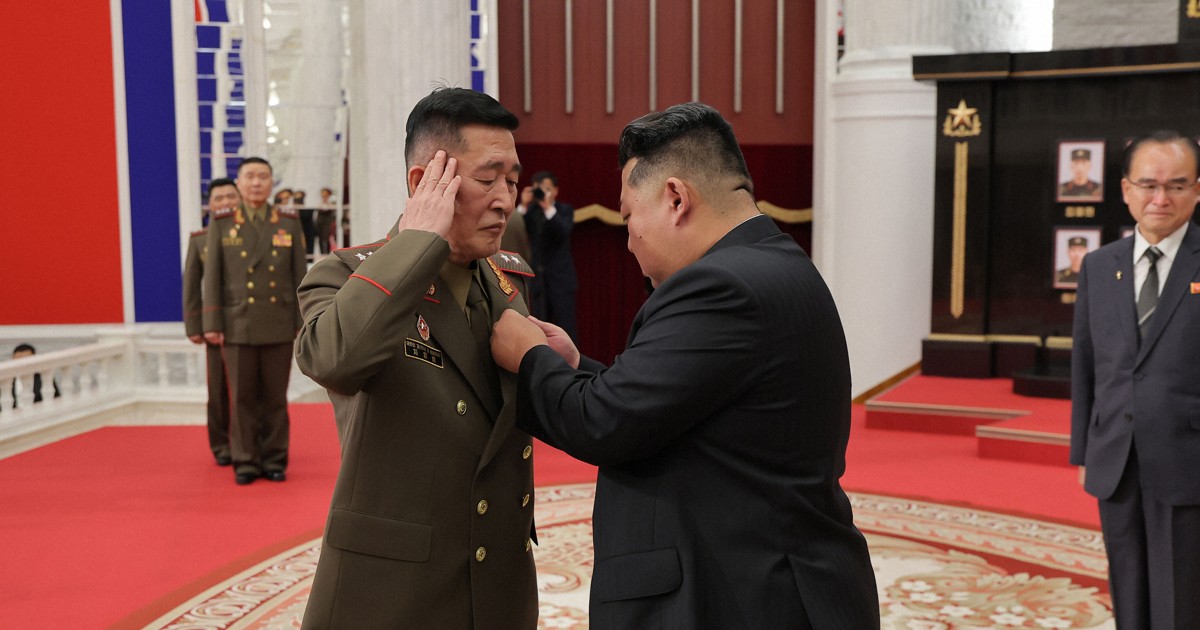 北朝鮮、露派遣の兵士を表彰　金正恩氏が遺族の子供抱きしめる場面も