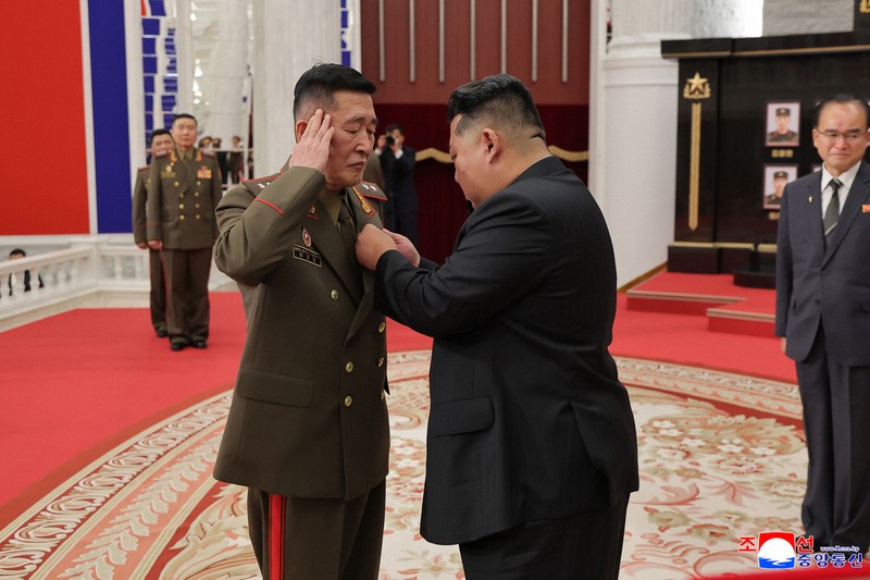 北朝鮮、露派遣の兵士を表彰 金正恩氏が遺族の子供抱きしめる場面も