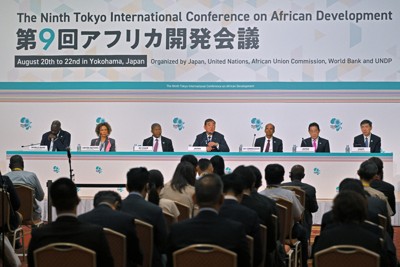 アフリカ開発会議（TICAD）の共同記者会見で発言する石破茂首相（中央）＝横浜市西区で2025年8月22日午前11時50分、手塚耕一郎撮影
