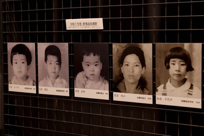 対馬丸記念館に新たに掲示された犠牲者5人の遺影＝那覇市で2025年8月19日午後2時52分、喜屋武真之介撮影