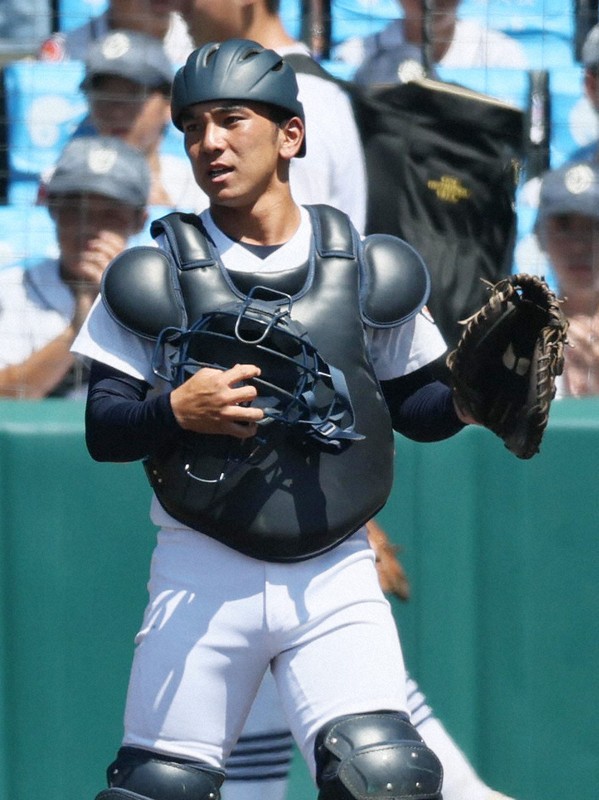 救急搬送から復帰 ベンチから声援の沖縄尚学副主将 夏の甲子園 | 毎日新聞