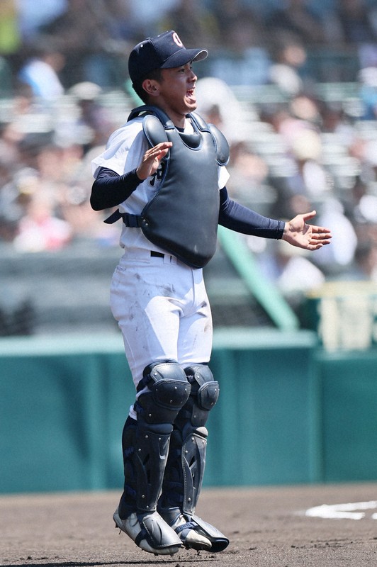 救急搬送から復帰 ベンチから声援の沖縄尚学副主将 夏の甲子園 | 毎日新聞