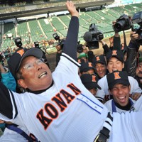 甲子園の土 海に散った甲子園の土、パスポート必要な時代も 沖縄の高校野球 [写真