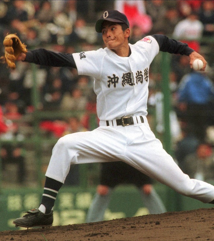 海に散った甲子園の土、パスポート必要な時代も 沖縄の高校野球 [写真