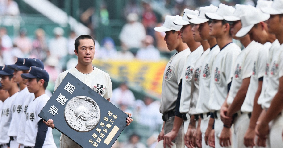 悔しくて、みんなに申し訳なくて」 日大三、涙の準V 夏の甲子園 | 毎日新聞