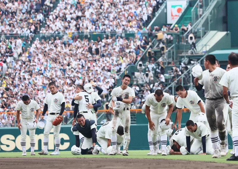 悔しくて、みんなに申し訳なくて」 日大三、涙の準V 夏の甲子園 | 毎日新聞