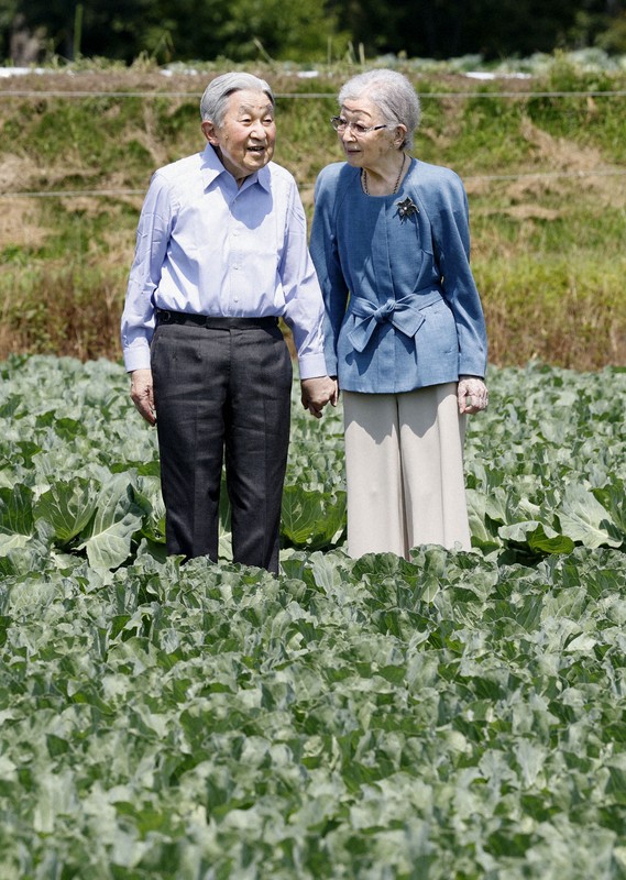上皇ご夫妻 大日向開拓地の野菜畑を散策 [写真特集1/5] | 毎日新聞