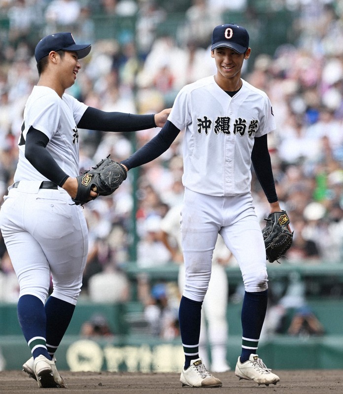沖縄尚学の2年生投手コンビ 「また同じ景色を」 夏の甲子園 | 毎日新聞