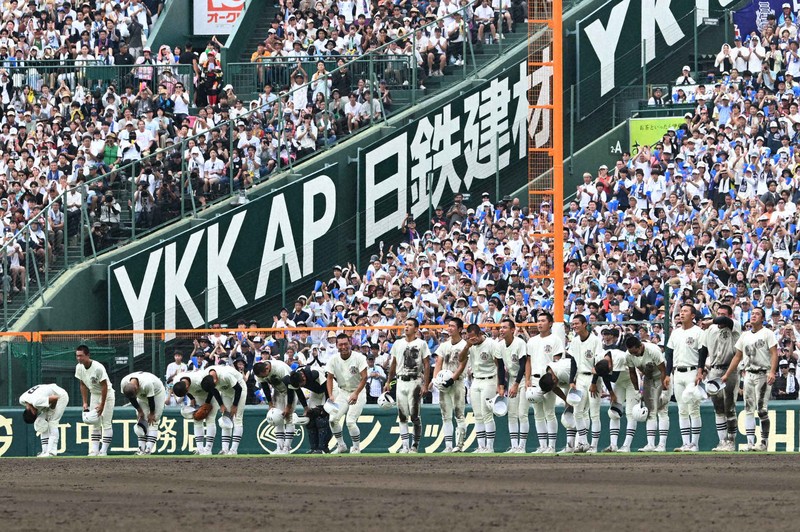 準優勝の日大三、試合後に甲子園の四方にあいさつ 夏の甲子園 | 毎日新聞