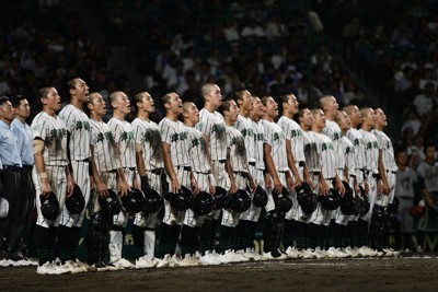 叡明を破り、校歌を歌う津田学園の選手たち＝阪神甲子園球場で2025年8月7日、藤井達也撮影