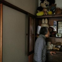 長崎原爆で亡くなった兄高原昭三さんの遺影を一番大きな額に入れて自宅に置いている吉村栄子さん＝神奈川県箱根町で2025年4月19日、和田大典撮影