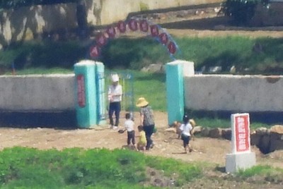 スターバックスがある展望台から見える北朝鮮南西部の集落＝韓国北西部・金浦市から7月23日、福岡静哉撮影（約1.4キロの距離から超望遠レンズを使用）
